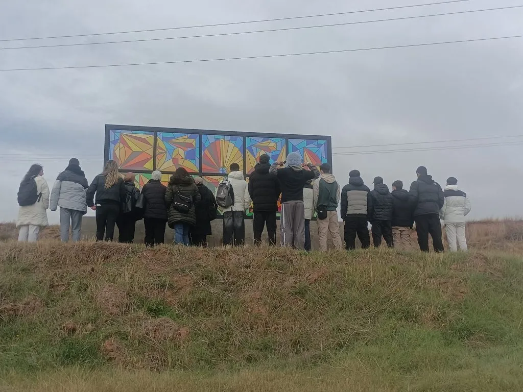 1KmArte_grupo espaldas